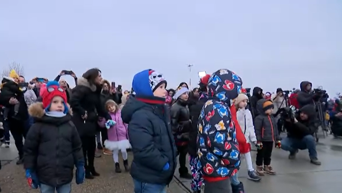 Moș Crăciun a venit cu elicopterul pe cea mai mare bază aeriană de transport din România, la Otopeni