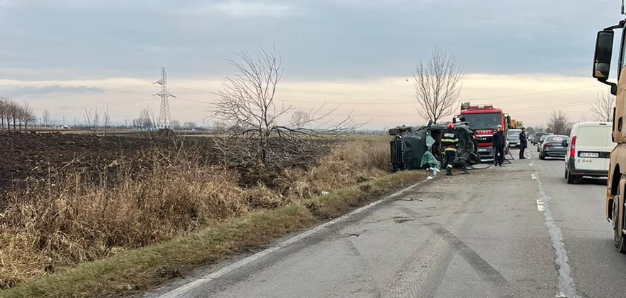 Cinci tineri au ajuns la spital după ce maşina în care se aflau s-a răsturnat, în Buzău