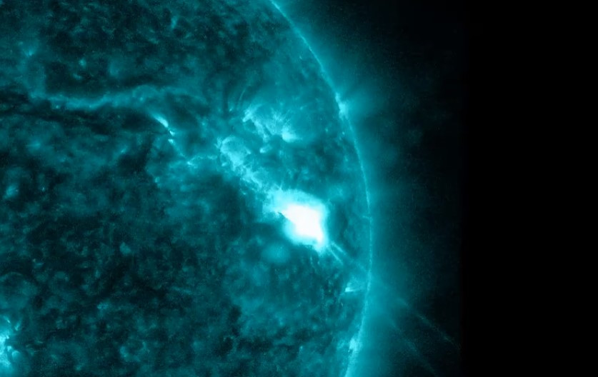 Una dintre cele mai violente explozii solare din ultimii ani a avut loc vineri. Când se vor resimți consecințele