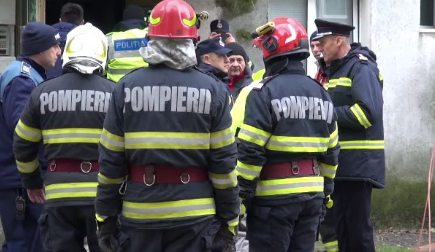 Mai multe utilaje agricole, dar şi tone de cereale şi de cărbune au ars într-un incendiu în Gorj