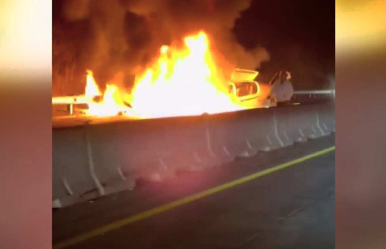 Doi americani s-au prăbușit cu avionul pe autostradă. Au scăpat ca prin minune