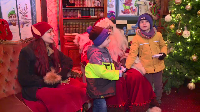 Moș Crăciun a început să facă lista de cadouri. La târgul din Piața Constituției, copiii au stat la coadă