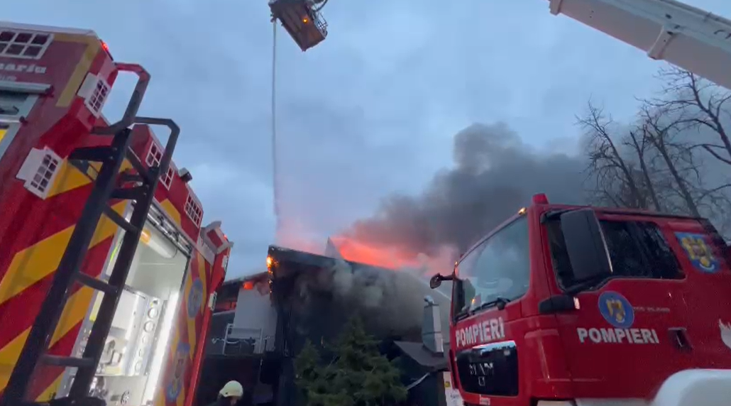 VIDEO | Incendiu la Taverna Racilor din Snagov. Localul, amendat în mai pentru lipsa autorizaţiei de securitate la incendiu