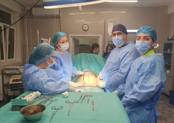 Ce se întâmplă cu tânăra însărcinată căreia în această vară i-a fost extrasă o tumoră de 4,5 kilograme