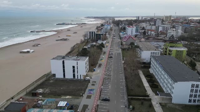 Încep pregătirile pe litoral pentru noul sezon. În Mamaia unii operatori cern deja nisipul ca să devină fin