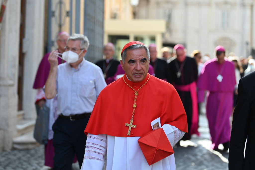 Fostul consilier al Papei Francisc, cardinalul Becciu, condamnat la peste 5 ani de închisoare. Ce infracţiuni a comis