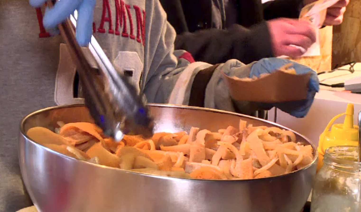 Goana pentru cadourile de Crăciun trece și pe la târg. Șoriciul a fost vedetă în Parcul Moghioroș