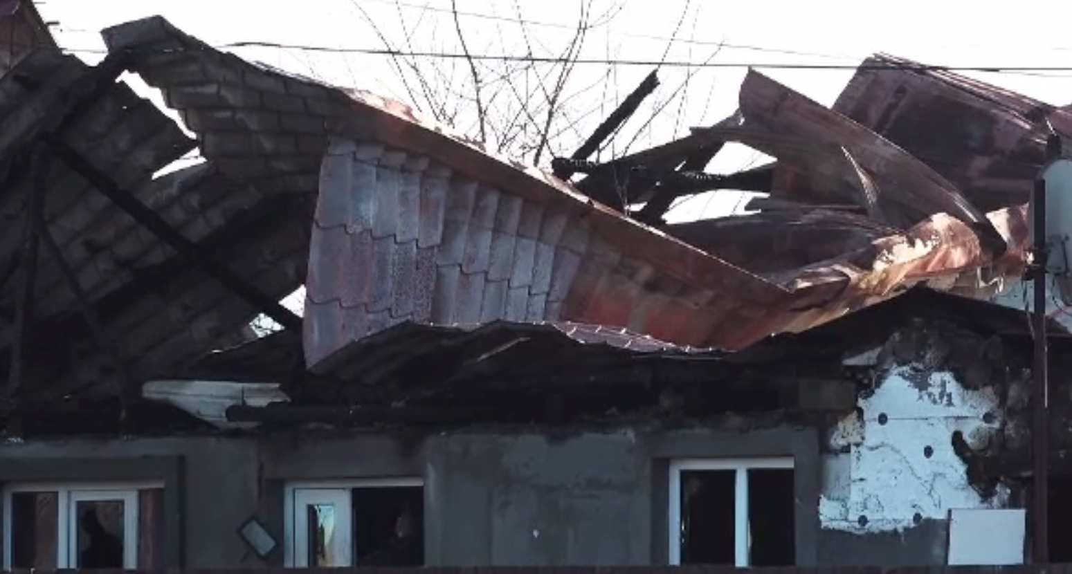 Un incendiu violent a mistuit casa unei familii din Mureș. Familia așteaptă un copil peste patru luni