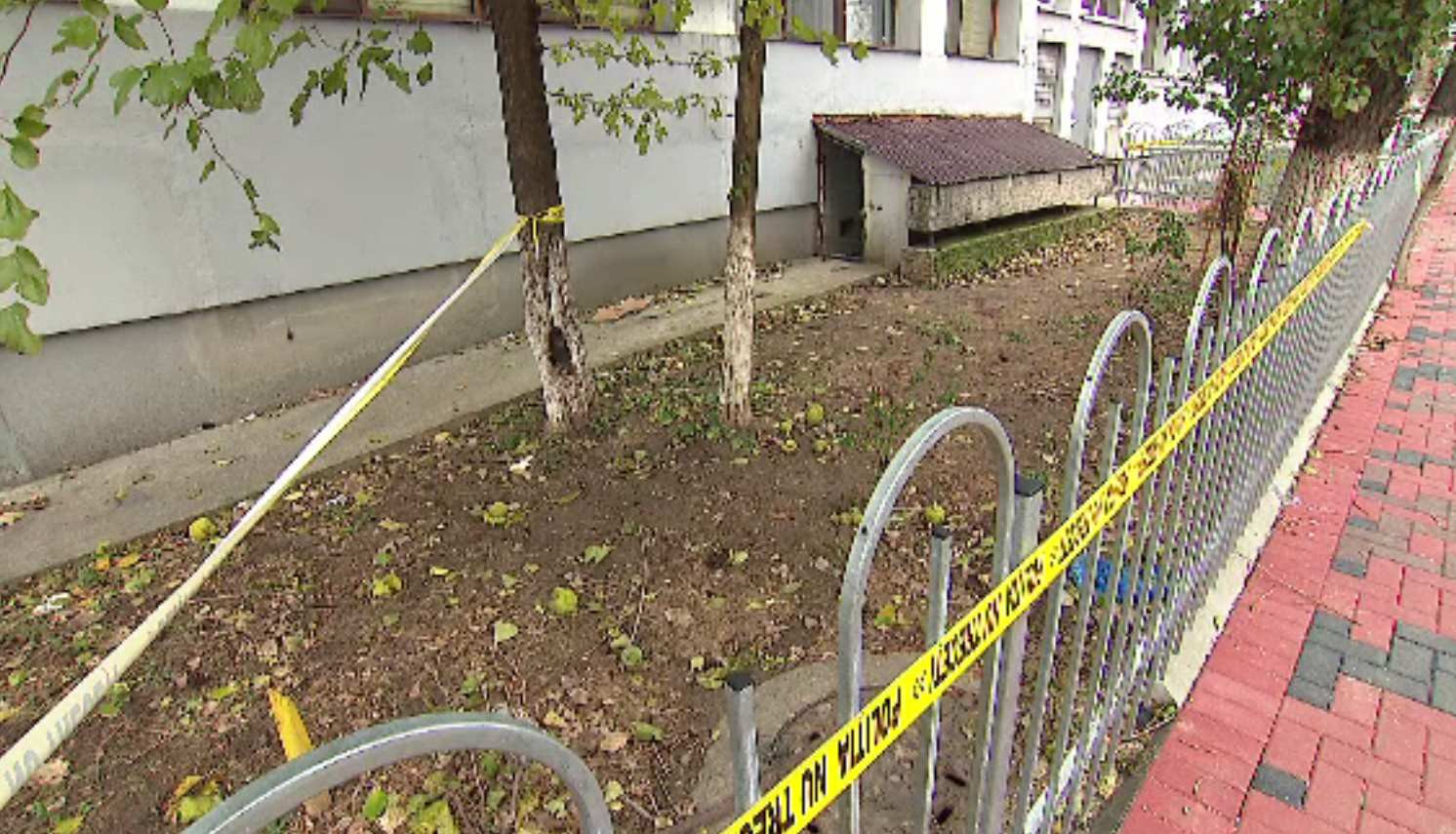 Cum a reușit să scape cu viață fetița de cinci ani căzută de la etajul 5, în București. Este în stare critică la spital