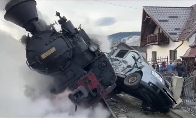 Mocănița din Bucovina, implicată într-un accident cu o mașină. Locomotiva a fost aruncată de pe șine | VIDEO