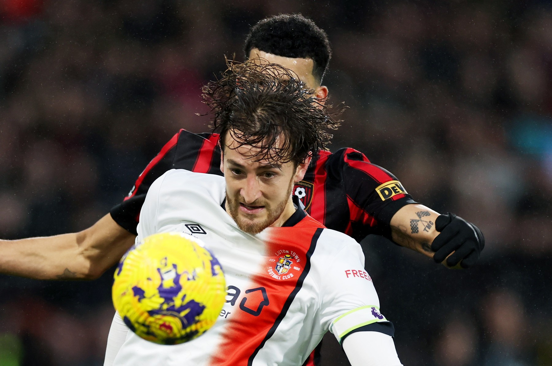 Moment dramatic în Premier League. Căpitanul echipei Luton a suferit un stop cardiac în timpul unui meci | VIDEO
