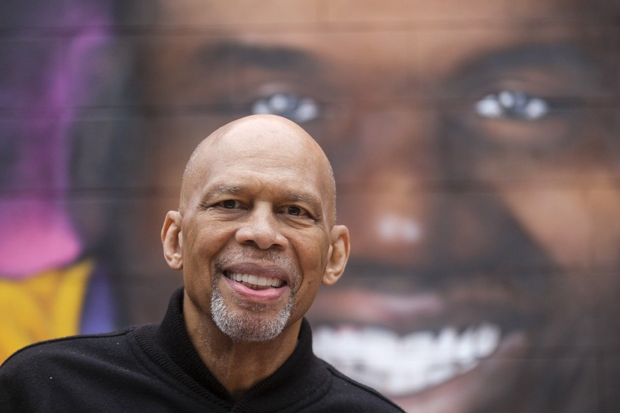 Legendarul baschetbalist Kareem-Abdul Jabbar, internat de urgență în spital după ce a căzut în timpul unui concert