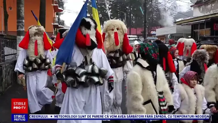 „E un obicei unic și uimitor”. Colindătorii din Maramureș își pregătesc măștile și costumele pentru Sărbătorile de iarnă