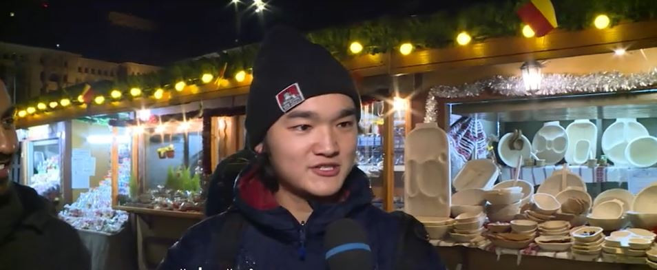 „Mici cu mămăligă. O să fac un sandviș pe care o să-l mănânc”. Turiștii străini, impresionați de mâncarea din România