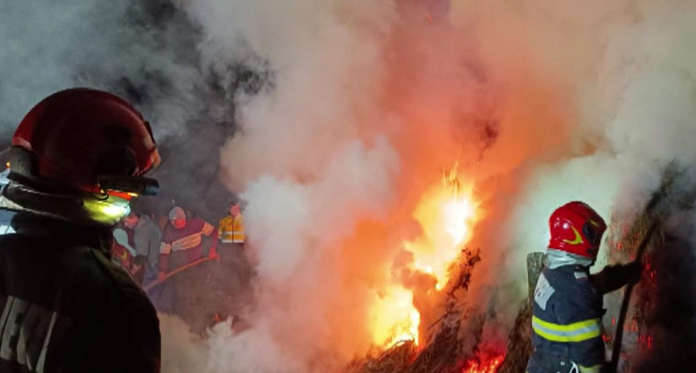 Incendiu violent în județul Vaslui, după ce câțiva copii care s-au jucat cu focul. 12 tone de lucernă s-au făcut scrum