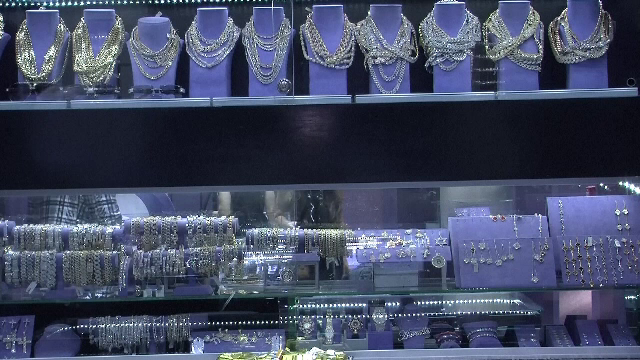 Bijuteriile cu diamante și hainele de lux, printre cele mai vânate cadouri extravagante de Crăciun. Cât costă