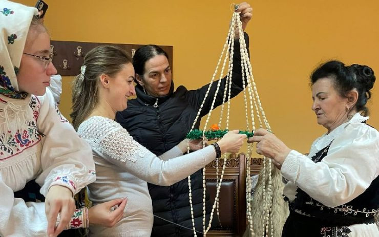 Bradul din boabe de fasole, împodobit în Ardud, Satu Mare. De ce este doar aici această tradiție