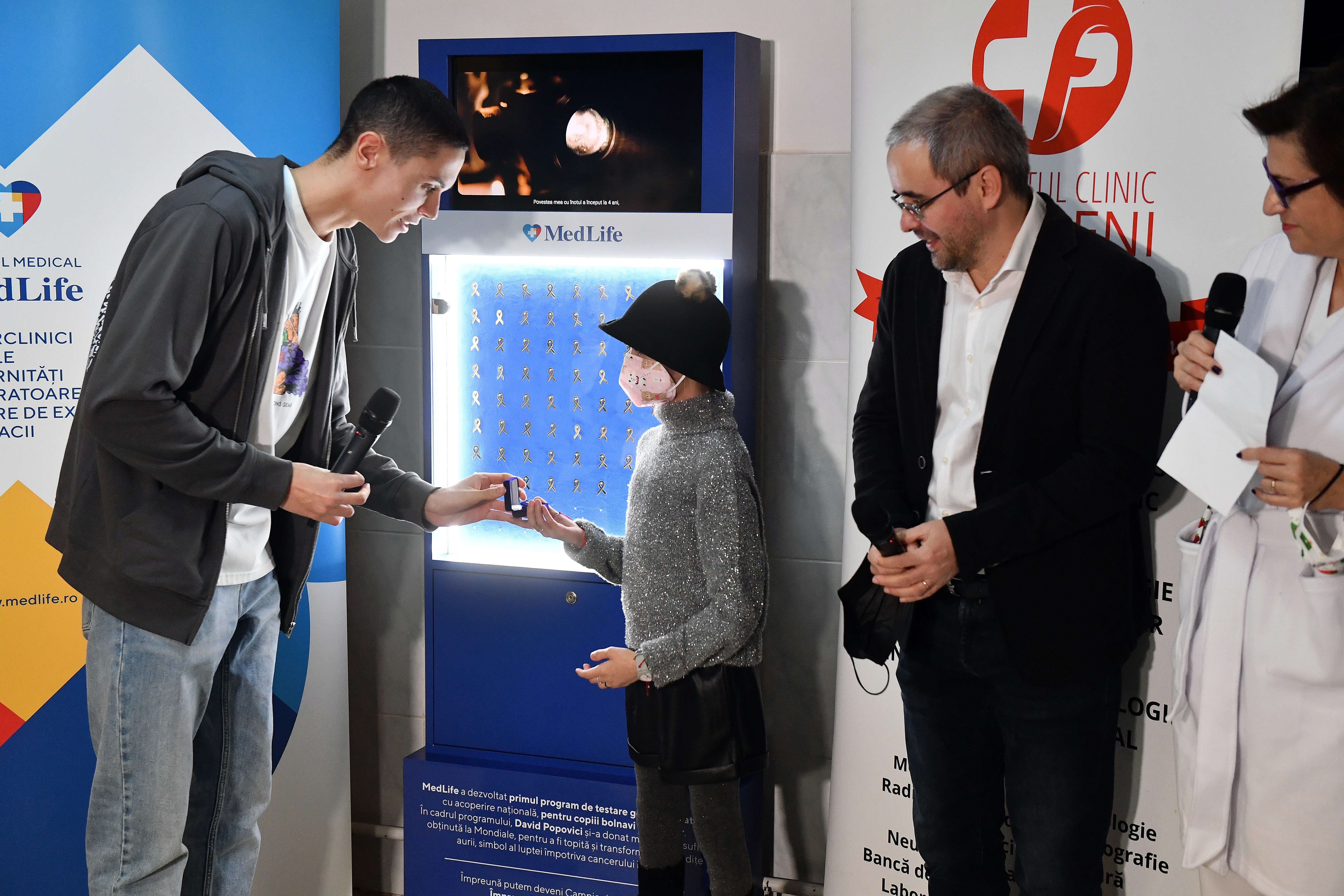 David Popovici a oferit fundițe fabricate dintr-o medalie de aur de la Mondiale copiilor care au supraviețuit cancerului FOTO