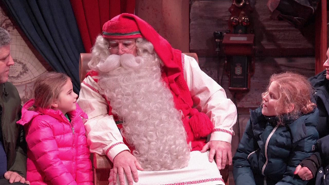 Sute de mii de turiști au mers acasă la Moș Crăciun, în Laponia. Spiridușii împachetează de zor cadourile