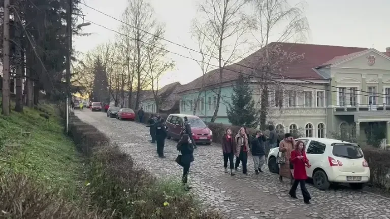 Un perete al internatului unui liceu din Harghita s-a prăbuşit. Trei elevi au fost scoși de sub dărâmături. FOTO