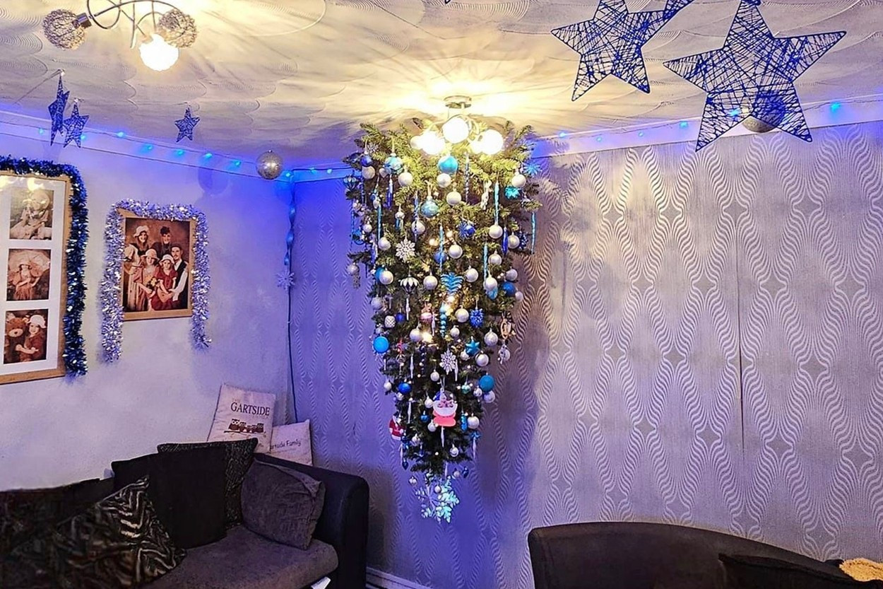 Brazii atârnați de tavan, cu susul în jos, noua modă de Crăciun în SUA. Ce culoare este în trend pentru ornamente