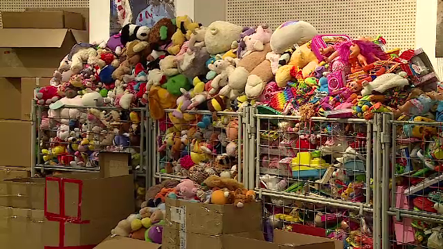 Voluntarii aduc magia Crăciunului și în casele familiilor sărace din România. 41,5% dintre copii trăiesc în sărăcie