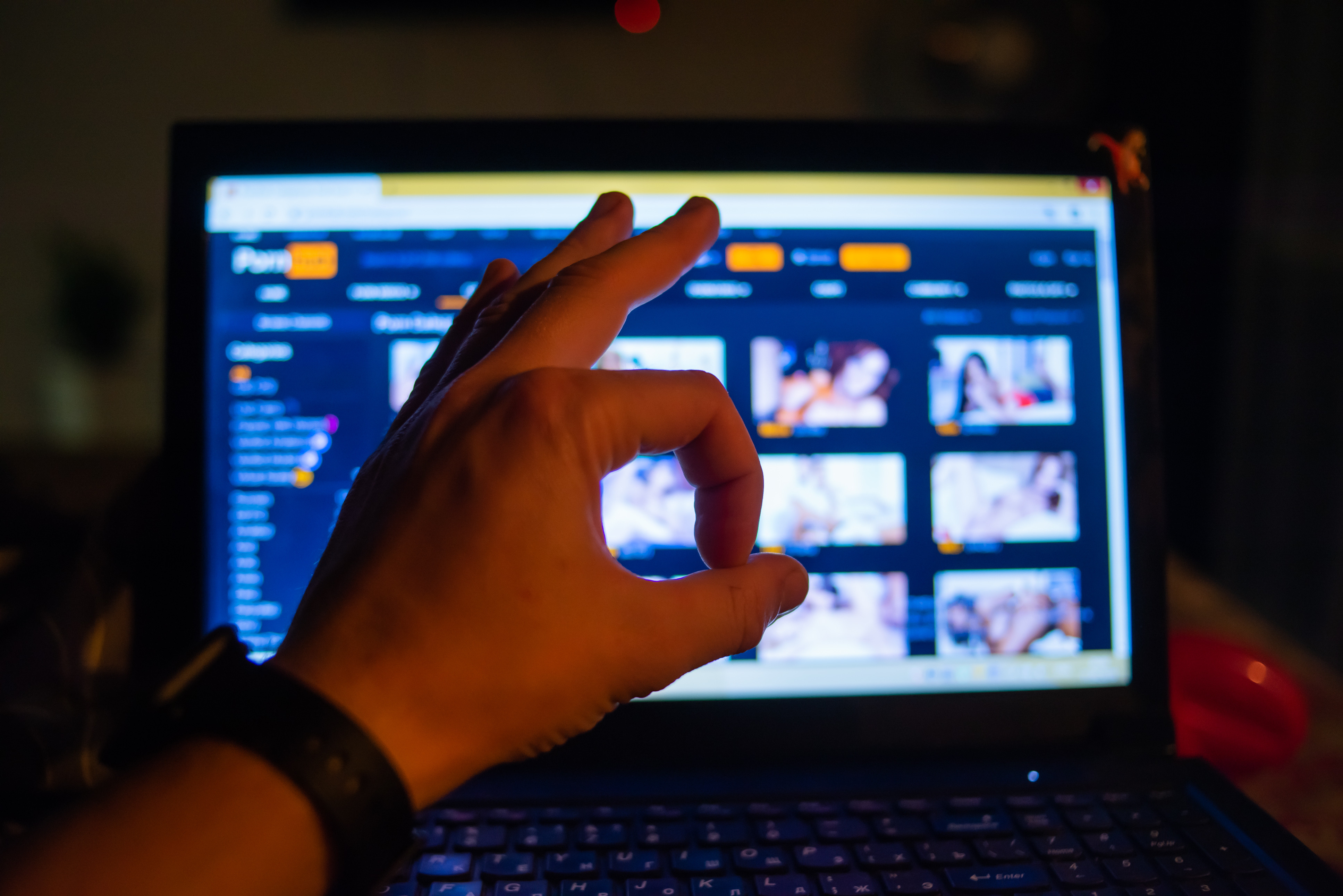 Cele mai mari site-uri pentru adulți au reguli noi. Ce trebuie să știi dacă mai intri pe acestea