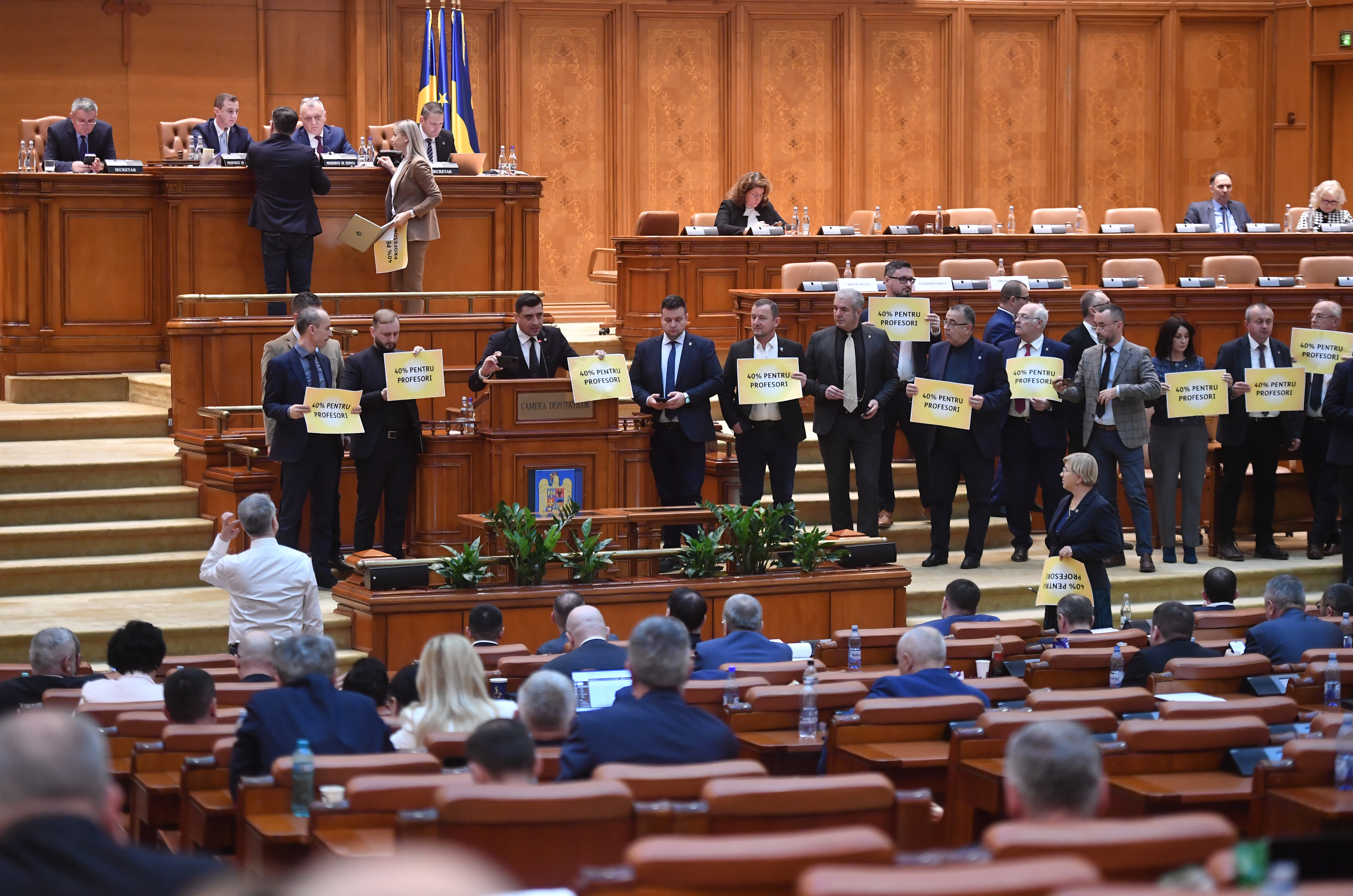 Parlamentarii AUR au părăsit plenul, în semn de protest că PSD şi PNL nu au aplicat majorarea de 40% promisă profesorilor
