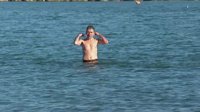 Vreme de primăvară la mare, înainte de Crăciun. Oamenii s-au îmbăiat în valuri: ”Să nu mai luăm pastile”