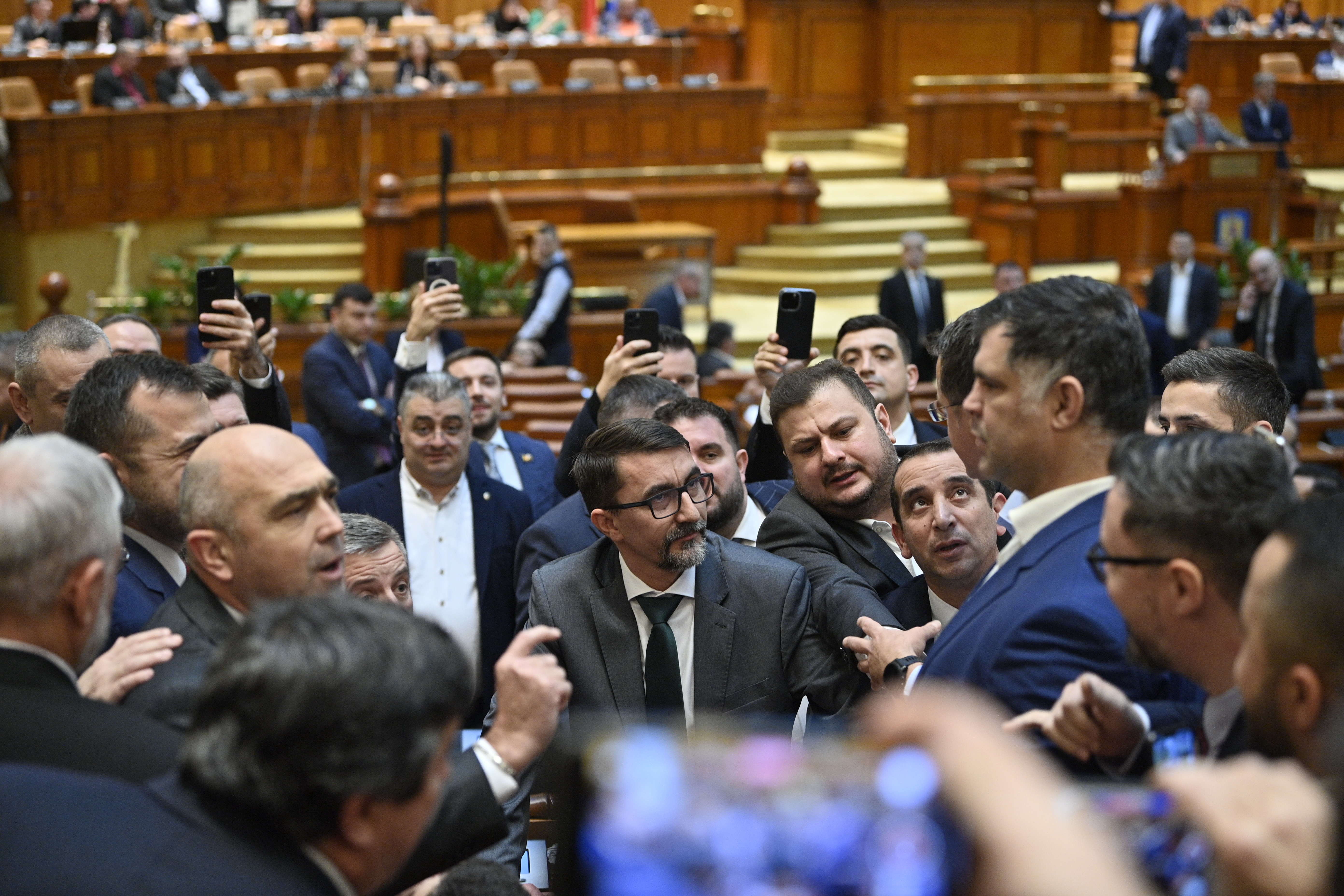 După momente de circ și scandal, parlamentarii PSD-PNL au adoptat bugetul de stat pe 2024. Opoziția: ”Este bazat pe minciună”