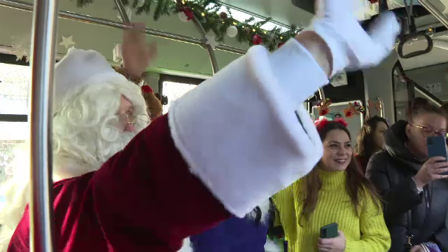 Autobuzul lui Moș Crăciun oprește în fiecare stație pentru copiii din Galați. ”Miroase a scorțișoară și a sărbători”