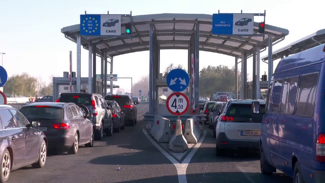 Peste 170.000 de români au intrat în țară în ultimele două zile. Mașinile sunt pline de suveniruri și daruri din străinătate
