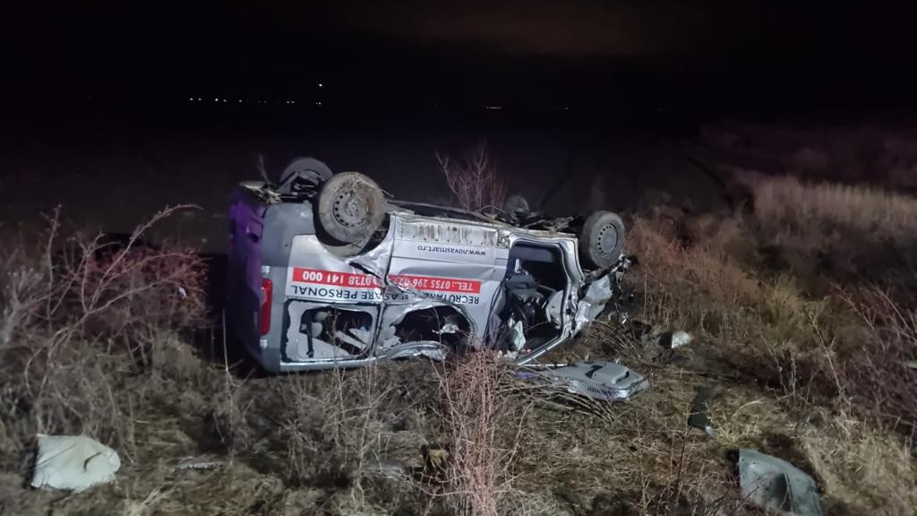 Grav accident în Dâmbovița. Un microbuz cu muncitori care mergeau în Ilfov s-a răsturnat în șanț. FOTO