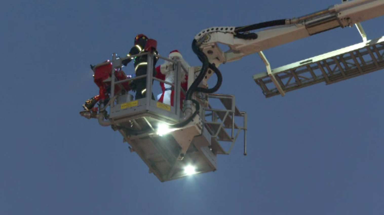 Moș Crăciun, coborât de pompierii din Bistrița Năsăud de pe acoperiș. „M-a fugărit Grinch să ne ia cadourile!”