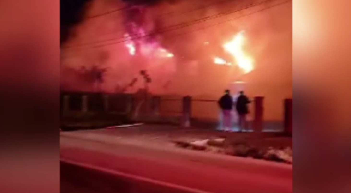 Două case din Târgu Trotuş, Bacău, mistuite de un incendiu. Proprietar: Am luat copiii și am fugit în pijamale”