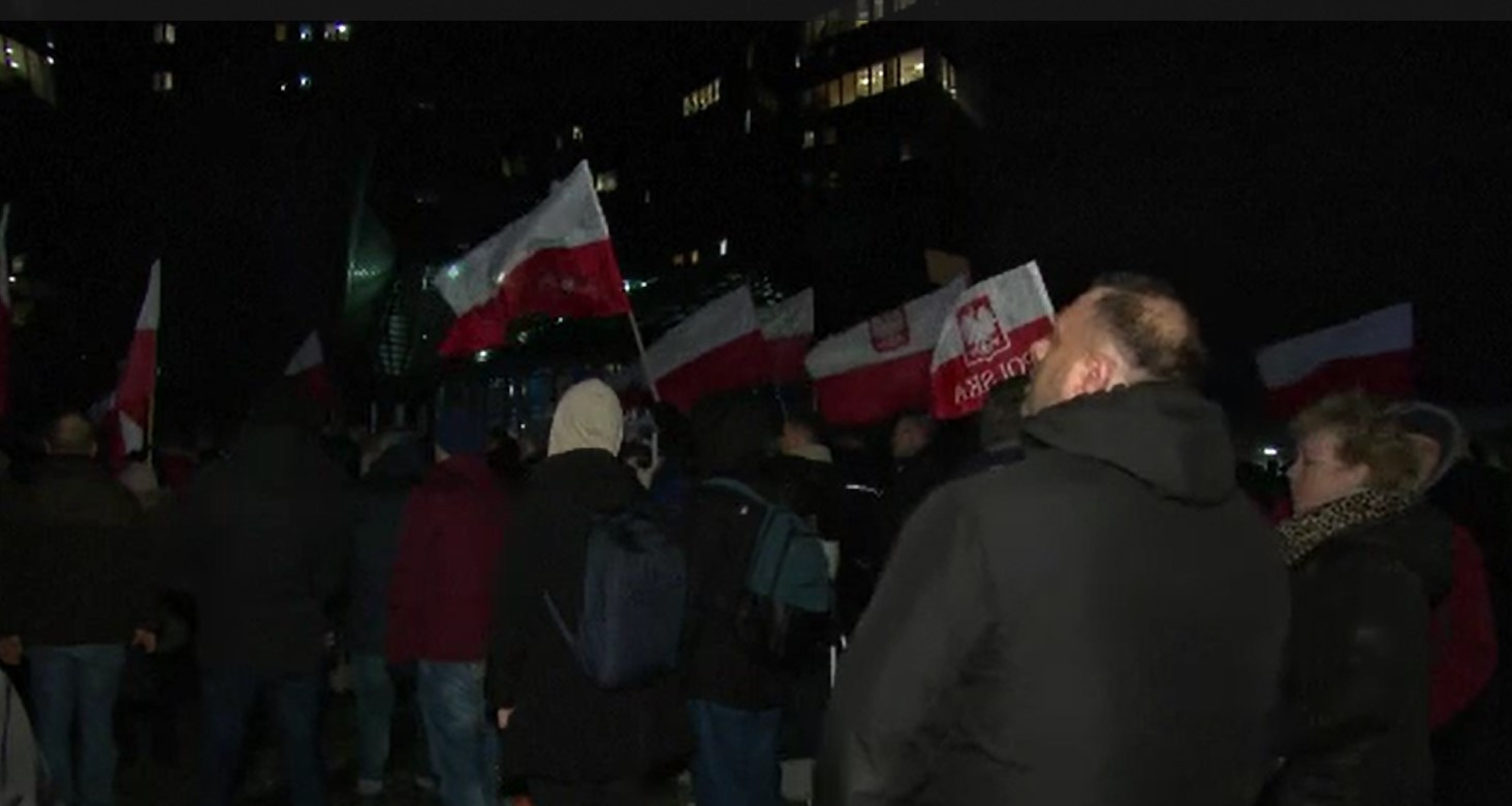 Scandal în Polonia după demiteri în presa de stat. Foștii guvernanți, protest în fața televiziunii publice