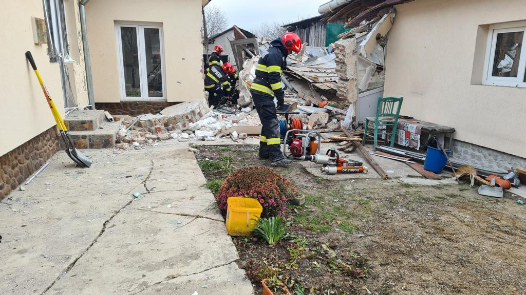 Explozie la o locuinţă din Prahova. O femeie de 80 de ani a fost scoasă de sub dărâmături