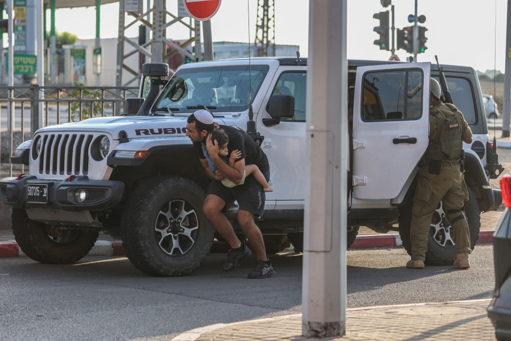 Autobuz școlar israelian, ciuruit de gloanțe în Cisiordania ocupată. Ce i-a protejat pe elevi