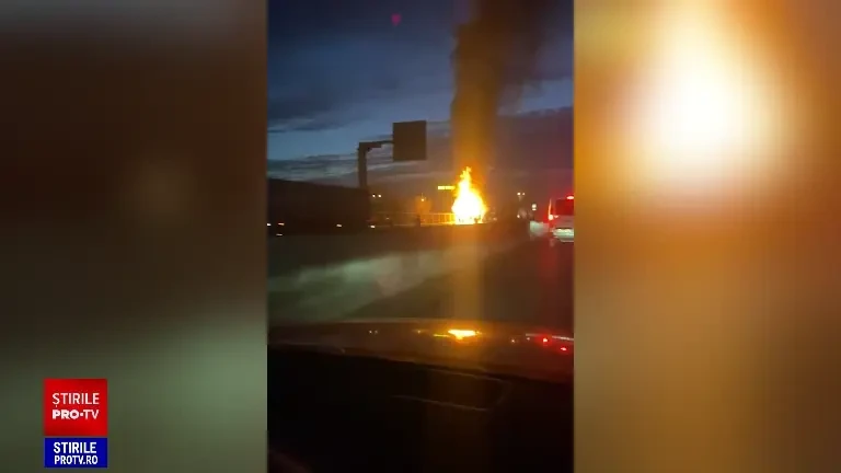 O platformă care transporta șase mașini a luat foc pe DN1. Cabina și patru autoturisme au ars