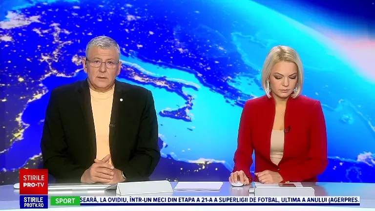 O platformă care transporta șase mașini a luat foc pe DN1. Cabina și patru autoturisme au ars. VIDEO