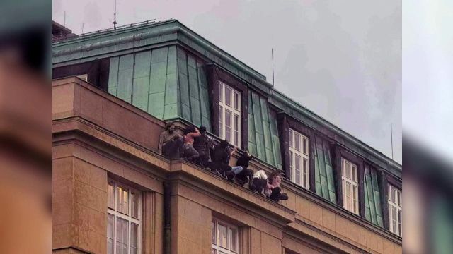 Masacrul din Praga. Studenții au sărit de la etaj și s-au ascuns printre statui pentru a scăpa. Mesajul șocant al ucigașului