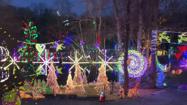 O familie din SUA impresionează lumea cu luminile de Crăciun. Peste 720.000 de becuri colorate sunt amplasate la casa lor