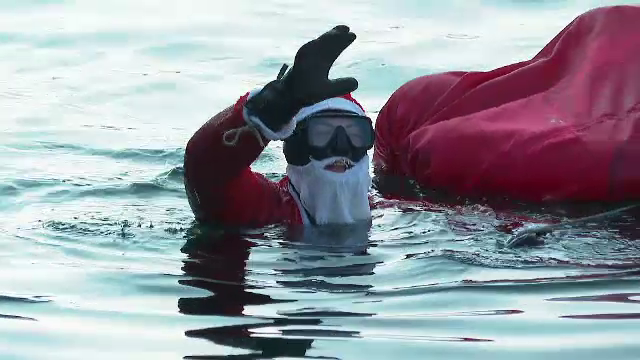 Moș Crăciun a ajuns înot pe mare la Constanța, iar delfinii i-au fost pe post de reni. ”În apă nu l-am mai văzut”