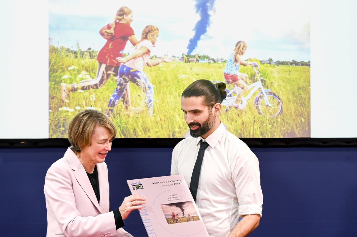 O imagine &icirc;nfăţiş&acirc;nd copii din Ucraina, desemnată Fotografia Anului 2023