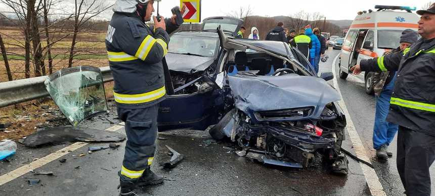 Patru persoane, rănite în urma unui accident rutier produs pe DN 76, Hunedoara. A fost solicitat elicopterul SMURD