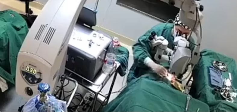 Medic filmat în timp ce își lovește pacientul cu pumnul în cap în timpul operației. VIDEO