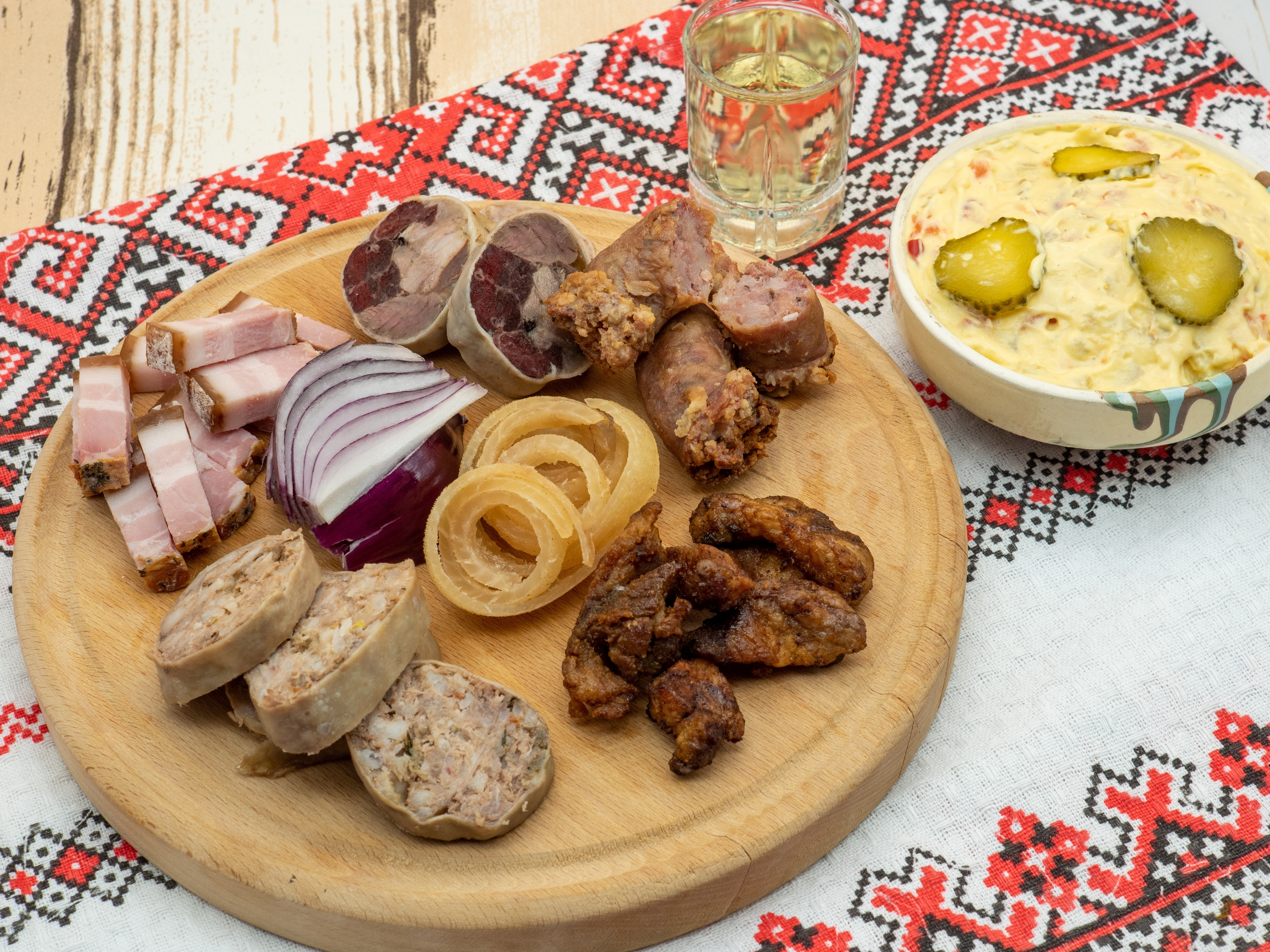 Bunătăți din porc după Ignat. Rețete de jumări, pomana porcului, tobă, slănină și caltaboș