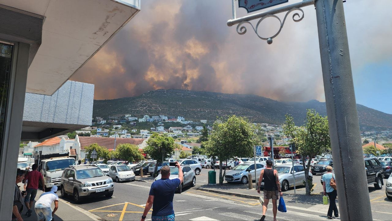 Două incendii fac ravagii în plin sezon turistic în Africa de Sud. Mii de tuişti străini sunt aşteptaţi în zonă