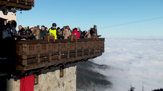 Cum se pot distra turiștii care aleg să-și petreacă sărbătorile de iarnă la munte, chiar dacă nu este zăpadă
