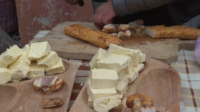 Turiștii au sărbătorit Ignatul chiar pe pârtie, la Rânca. Organizatorii au adus un porc pe care l-au tranșat și l-au pregătit